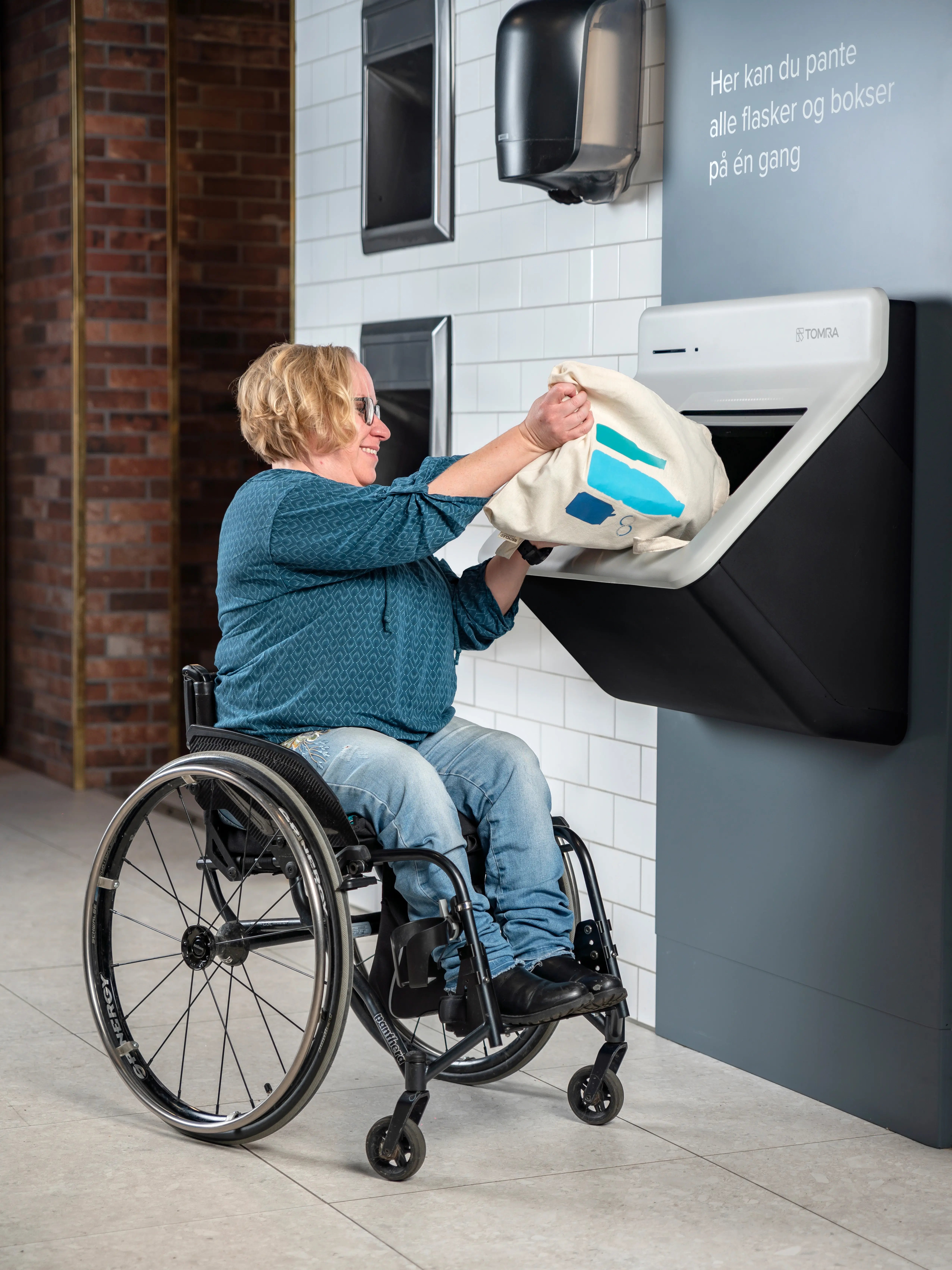 TOMRA_multifeed_R2_CustomersAndProducts_TC_DSC04777_wText_Exp_Feb_34_LOW