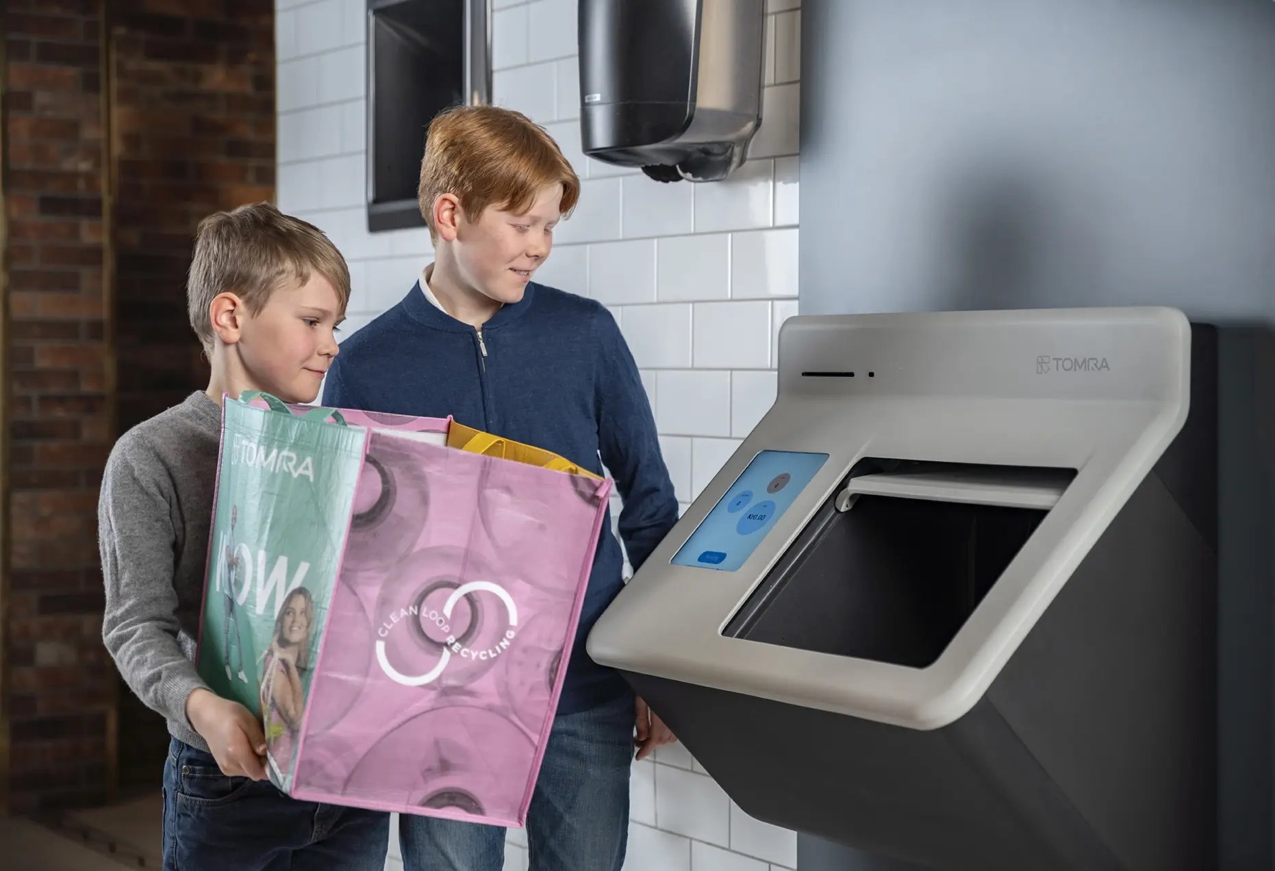 TOMRA_multifeed_R2_CustomersAndProducts_TC_DSC04824_NoText_Exp_Feb_34_LOW